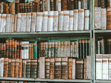 Nietzsche sostuvo que la cultura occidental había privilegiado excesivamente la razón, negando el papel central de los impulsos y la irracionalidad en la vida humana