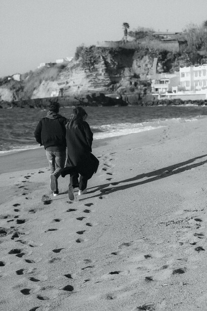 Coppia passeggia sulla spiaggia