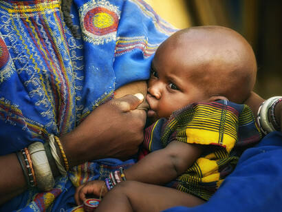 Burkina Faso – Donna Peul allatta il suo bambino, foto Sergio Pessolano