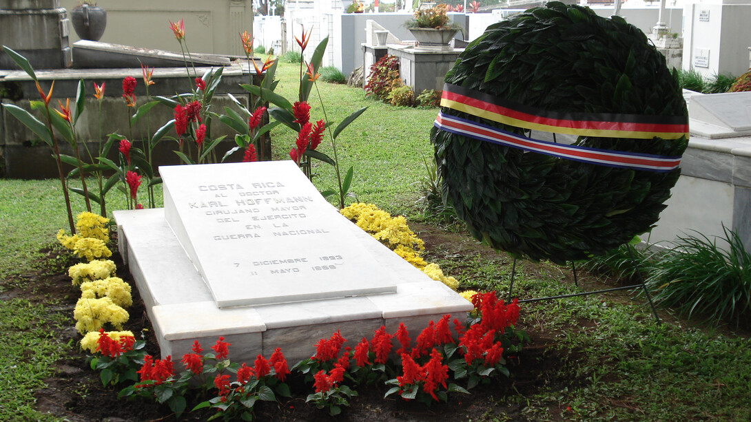 Tumba del Dr. Karl Hoffmann y su esposa, en un homenaje tributado en el sesquicentenario de la Campaña Nacional. Foto: Luko Hilje