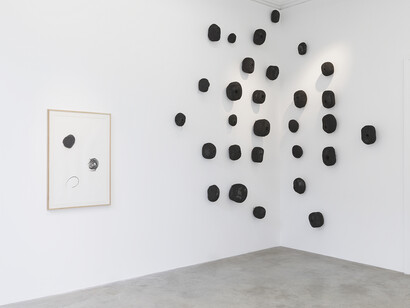 Lee Bae, View of the exhibition “Black Mapping” at Perrotin Paris (March 17 – May 26, 2018). Photo: Claire Dorn / Courtesy Perrotin