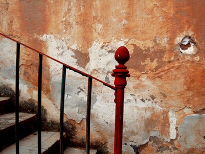 Escalera en una casa abandonada