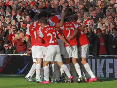 Arsenal célébrant un but lors d'un match contre Birmingham City. L'Emirates Stadium, 16 octobre 2010