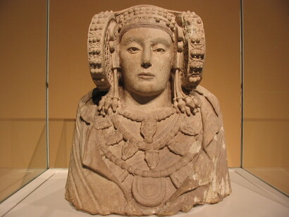 El busto de la Dama de Elche fue descubierto el 4 de agosto de 1897 en la finca La Alcudia, cerca de Elche. la Dama de Elche. Museo arqueológico Nacional, 2004, Madrid. España