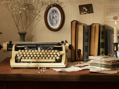 "Enquanto engomo a calça", música linda interpretada por Ednardo (José Ednardo Soares Costa Sousa), que compôs com Climério de Sousa Ferreira, traz a pressa na grande metrópole: "Arrepare não, mas enquanto engoma a calça eu vou lhe contar  
Uma história bem curtinha, fácil de cantar..." 