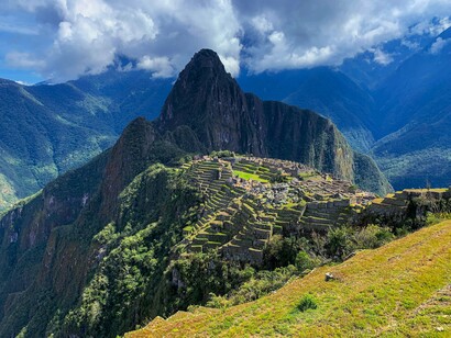 Machu Picchu, no Peru. Chegar à cidade no alto da montanha é como fazer uma imersão em si mesmo, é um encontro seu com os seres que lá habitam (ainda estou aqui) e isso é só seu. Cada rua, cada casa, cada pedra, ainda está tudo lá, vivo e pulsante