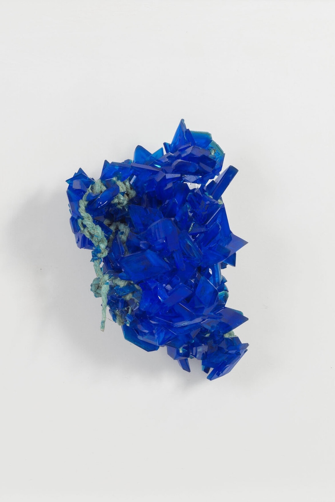 Francesca Romana Pinzari, Cordis, 2016 cristalli di solfato di rame su corda, cm 50x50. Ph Andrea Veneri