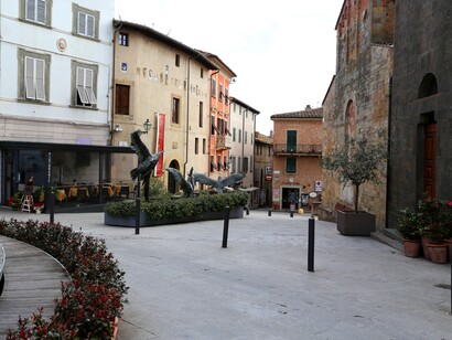 Piazza Municipio con installazione, Peccioli, Toscana, Italia