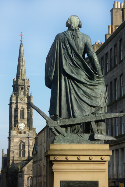 Vista de la estatua de Adam Smith en Edimburgo, RU
