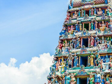 Repleto de cores, símbolos e divindades, os templos hindus preservam narrativas ancestrais sobre criação, abundância e devoção. A vaca sagrada atravessa todas elas como presença constante