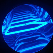 Paolo Scirpa, Vibrazione di luce, La XXI ora, 2019, installazione, alluminio, neon e specchi, cm 22x26