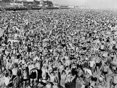 Weegee. Gentío de la tarde en Coney Island, Brooklyn, 1940