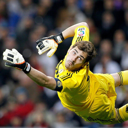 Iker Casillas en plena estirada