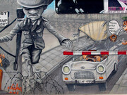 Berliner East-Side-Gallery. Graffiti: Volkspolizist Conrad Schumann springt über die Mauer