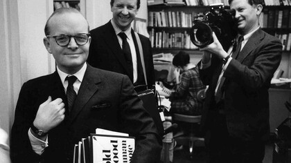 Truman Capote con un ejemplar de "A sangre fría"