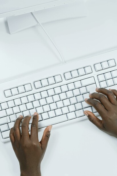 Hombre redactando un mail. Si recibimos publicidad, no nos inmutamos; si recibimos acceso gratuito a revistas culturales, pedimos que nos desuscriban