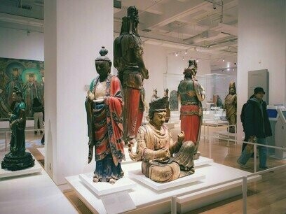 Museu em Toronto, no Canadá. Durante o Império Romano, o hábito de colecionar objetos exóticos, obras de arte e relíquias de guerra tornou-se comum entre as elites. Os romanos conquistaram territórios e traziam consigo esculturas gregas, artefatos orientais e outros objetos que decoravam suas villas e palácios. Ainda que essas coleções fossem privadas, elas contribuíram para o desenvolvimento de um olhar apreciativo e de uma valorização estética que influenciaria a cultura ocidental por séculos


