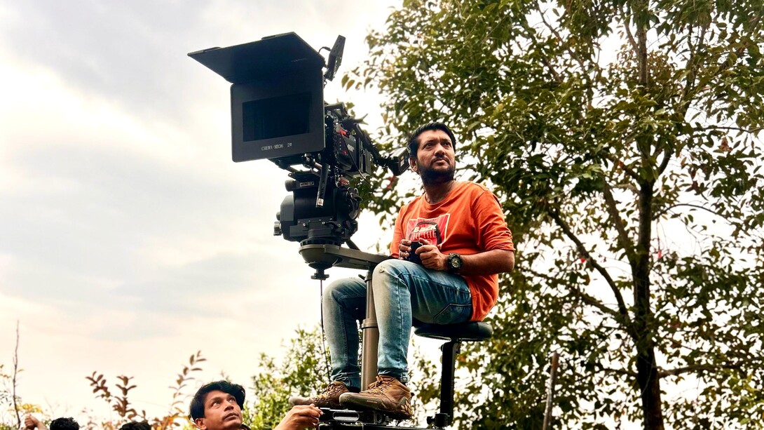Arindam Bhattacharjee è un direttore della fotografia indiano attivo nel cinema, nelle serie web, nella pubblicità e nei videoclip. In una foto durante le riprese di un film