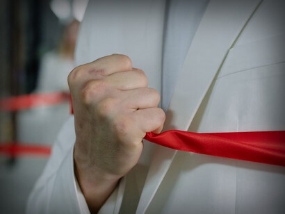 Força e intenção são colocadas ao apertar uma fita vermelha próximo ao coração