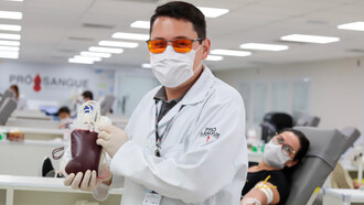 Campanha de doação de sangue na Fundação Pró-Sangue do Hemocentro de São Paulo. No Brasil, cerca de 1,4% da população doa sangue regularmente, o que corresponde a cerca de 3,1 milhões de doações por ano no Sistema Único de Saúde (SUS)