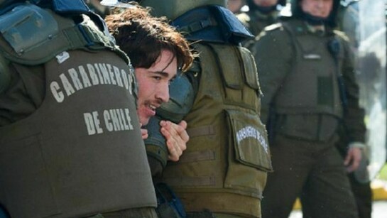 Los carabineros, llevándose por la fuerza a un estudiante