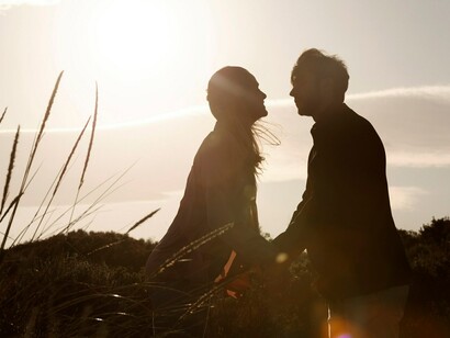 Sus frases me resultaban tan sonoras y tan bellas que no creía que las acabara de inventar para mí, sino que llevaban años en su catálogo habitual de usos amorosos