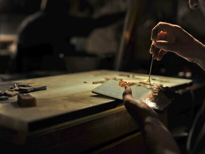 Artigiano al lavoro a The Mall Firenze, Italian Maestro