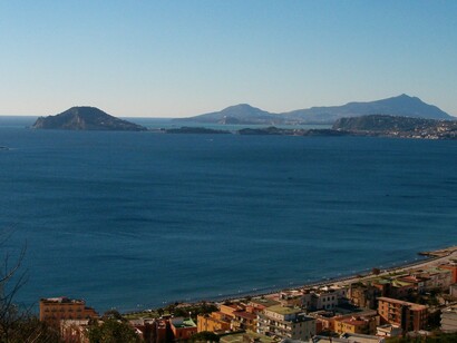 Campi Flegrei: Golfo di Pozzuoli visto da Pozzuoli (in primo piano), racchiuso da Capo Miseno e dalla costa di Bacoli e di Baia. Sullo sfondo le isole di Procida e di Ischia (la più alta, con il Monte Epomeo). Campania, Italia
