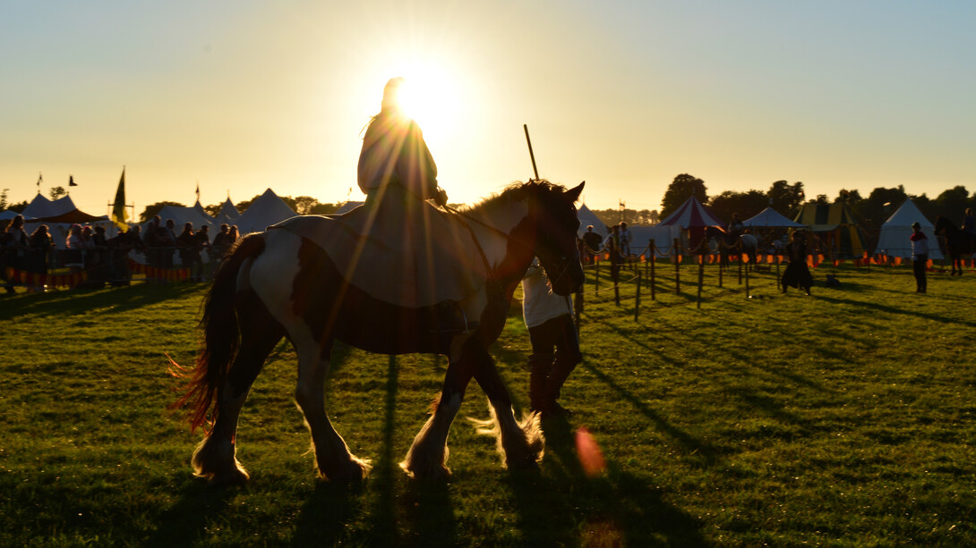 El rol del pregonero era el de recorrer las calles de los pueblos o ciudades para comunicar a la población sobre las noticias