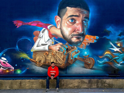 El graffitero jienense, frente a un simpático autorretrato en un muro