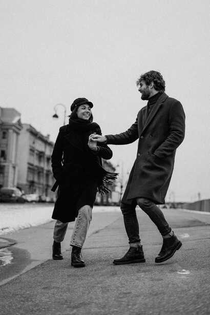 Memória de casal feliz.  A saudade ensina a valorizar o presente, a viver cada momento de forma plena, sabendo que as experiências que temos hoje serão as memórias que carregaremos amanhã