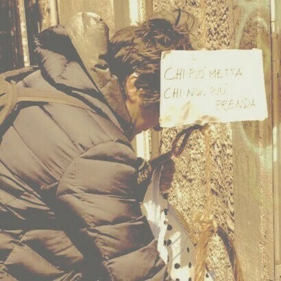 ‘O panariello, Chi può lascia cibo per chi non può