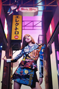 Lisa de Blackpink en total look de archivo NO NAME REDO