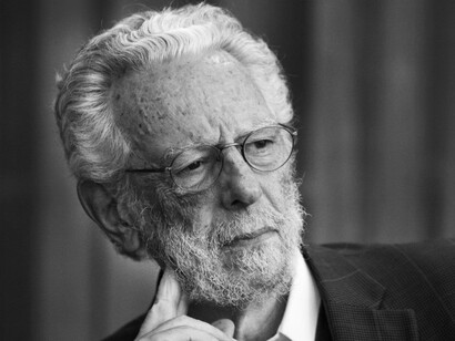 La interpretación de Dussel subraya que la economía política clásica oculta la apropiación del trabajo ajeno detrás de nociones abstractas como libertad e igualdad