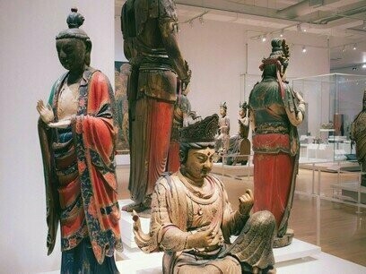 Museu em Toronto, no Canadá. Foi apenas com o Renascimento, entre os séculos XIV e XVI, que surgiu uma nova valorização do passado clássico e, com ela, o renascimento do colecionismo. O humanismo renascentista despertou o interesse pelas artes, pela ciência e pela história, o que levou nobres, príncipes e eruditos a reunir coleções particulares de esculturas, pinturas, manuscritos, mapas, instrumentos científicos e objetos naturais. Essas coleções, conhecidas como “gabinetes de curiosidades” ou “câmaras de maravilhas” (Wunderkammer, em alemão), eram organizadas com o intuito de impressionar visitantes e demonstrar erudição. Eram espaços onde o conhecimento se misturava ao espetáculo, e onde os limites entre arte, ciência e fantasia ainda não estavam claramente definidos