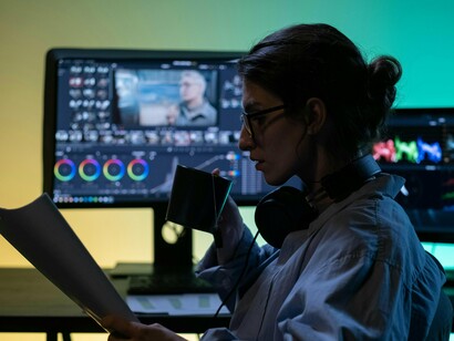 Edição de vídeo em software sofisticado. Com a melhoria da qualidade e da variedade dos filmes de animação, é provável que mais animações sejam consideradas para os prêmios de melhor filme no futuro. Isso não só legitimaria a dedicação dos realizadores de animação, como também contribuiria para desmistificar a ideia de que a animação é um gênero exclusivamente voltado para o público infantil. As novas tecnologias estão transformando o cinema de maneira impressionante, desde a produção até a forma como consumimos filmes. O futuro promete ainda mais inovações interativas