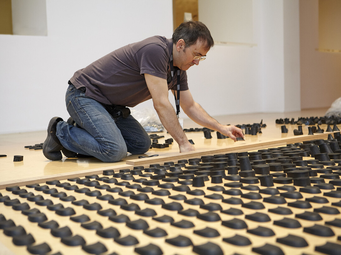 El artista Juan Luis Moraza durante el montaje de la exposición. Museo Nacional Centro de Arte Reina Sofía. Fotografía: Joaquín Cortés/Román Lores. Archivo fotográfico del Museo Nacional Centro de Arte Reina Sofía