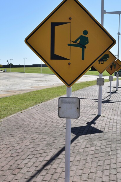 Intervención urbana "Carteles de la memoria" (1999-2010), con carteles en honor a las víctimas del terrorismo de estado en la Argentina, Parque de la Memoria, Ciudad de Buenos Aires