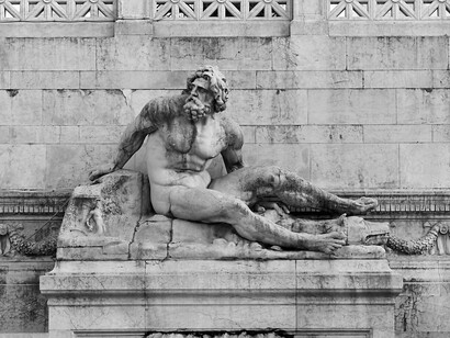 Questa scultura fa parte del Vittoriano, un monumento a Roma costruito per onorare il re Vittorio Emanuele II, il primo re dell'Italia unita. Dalla narrazione orale alla rappresentazione visiva: il mito nello spazio della scultura