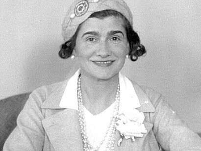 Coco Chanel, assise à un bureau lors d’un séjour à Los Angeles, 1931