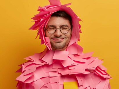 Homem com post-its colados no corpo. Com o papel podemos dar a volta ao mundo, em forma de bilhetes de avião, e TGV num segundo! É o papel mágico que nos faz tomar o pequeno-almoço em Paris e o jantar romanticamente em Veneza. Mas atenção que o papel pode multar as nossas fraquezas ou pelo contrário surpreender-nos com um Jackpot de última hora!