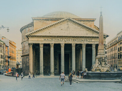 Queste due figure geometriche hanno significati profondi da tempo immemore: il quadrato è simbolo della razionalità e quindi dell’uomo. Roma, Italia