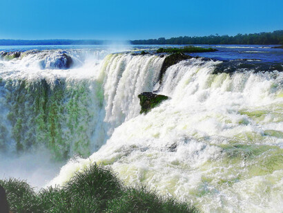 Las Cataratas del Iguazú, localizadas sobre el río Iguazú, en el límite entre la provincia de Misiones y el estado brasileño de Paraná