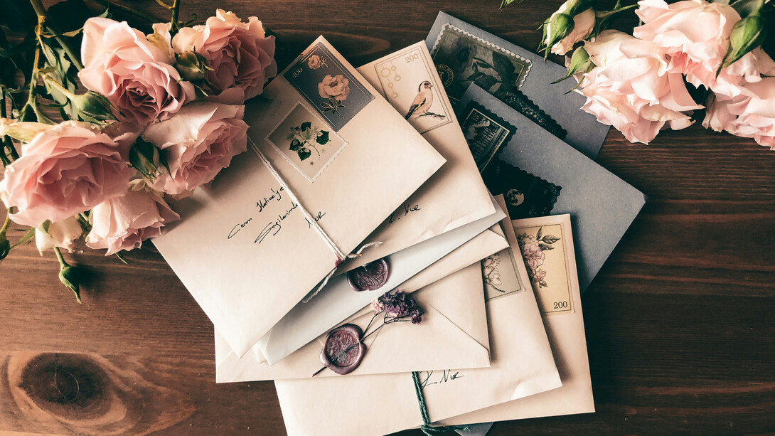 Emily Dickinson escribió: “Una carta te hace sentir inmortal, porque es solo la mente del amigo, sin el cuerpo”