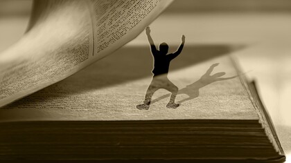 Narratore e personaggio del racconto. «Chi parla? Chi sei? Fatti vedere, esci subito da casa mia!». «Allora facciamo che ti spiego tutto: Io sono il narratore e tu sei il protagonista di una serie di racconti chiamati “Le strane storie di Steve Rock” che escono settimanalmente su una rivista»