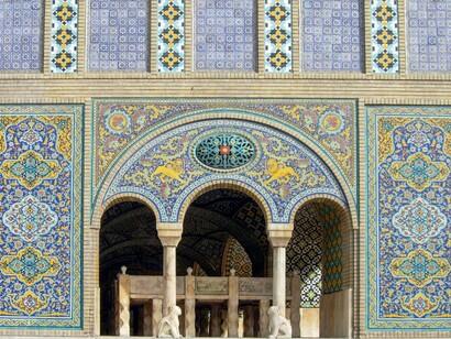 Il palazzo del Golestan, situato nel cuore di Teheran, è uno dei più antichi complessi storici della città e risale all'epoca della dinastia safavide, ma fu ampliato e abbellito durante il regno dei Qajar