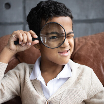 A escola contra-hegemônica é essa que se destaca pela forma como propõe discussões latentes