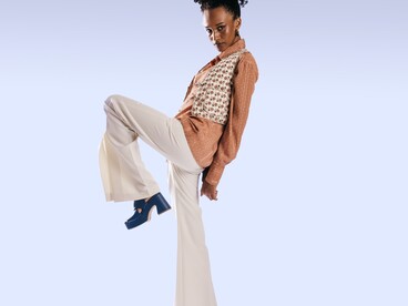 La modella indossa un paio di sandali con tacco alto firmati Stringart