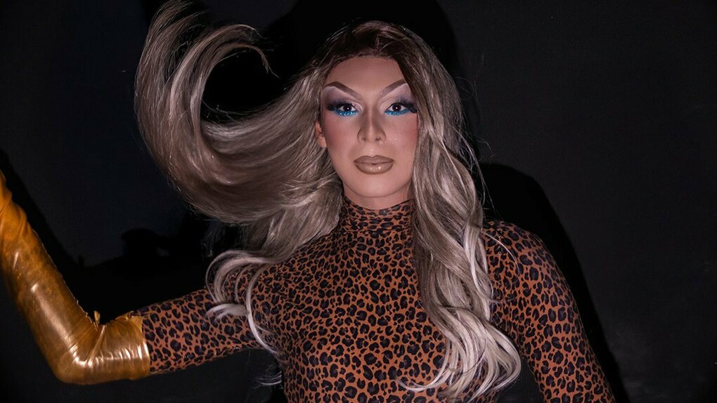 Luan Steenbock, estudante de Publicidade e Propaganda, ator de teatro e TV, apresentador, Drag Queen, Gerente de Projetos e artista múltiplo em formação, percebe nuances curiosas em uma era em que a informação circula de forma desenfreada e a avaliação da arte se mostra pouco criteriosa. Temas como comparação, autoexigência, inseguranças e perfeição são abordados nesta entrevista intensa, profunda e carregada de significados