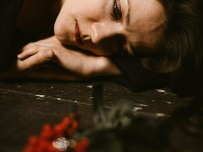 Mulher sofre enquanto observa aliança no chão. Nossa dor na maioria das vezes acontece logo nos nossos primeiros anos, com nossos pais, irmãos, família, amigos e até com nossos parceiros num nível romântico. Ultimamente tenho pensado muito na minha vida no geral, com as perguntas mais absurdas possíveis